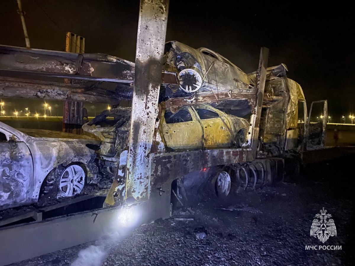 Автовоз с иномарками сгорел в Нижегородской области - фото 1